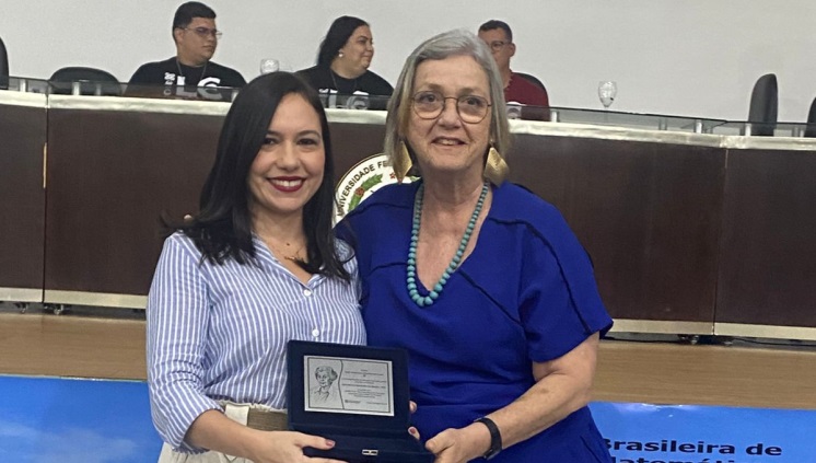 Professora do PPGECM recebe premiação